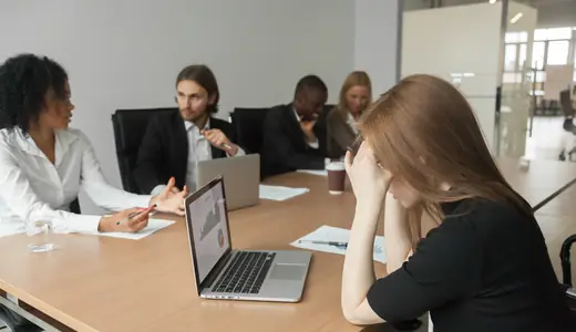 Profissional travada durante reunião de trabalho com colegas internacionais