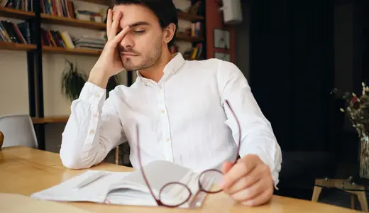 Profissional desanimado, duvidando da própria capacidade de aprender o idioma